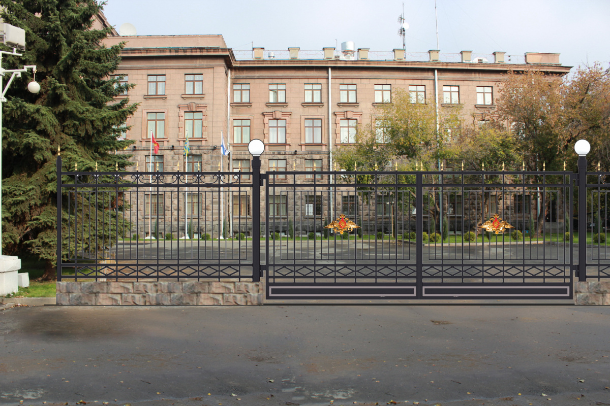 Стройку забора перед фасадом штаба ЦВО заморозили Стройку забора перед фасадом штаба ЦВО заморозили