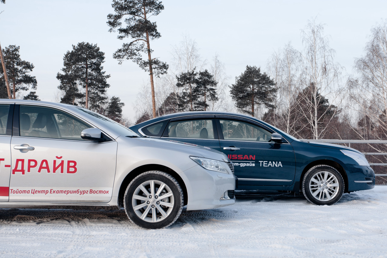 Toyota Camry vs Nissan Teana: чья чиновничья повозка лучше?