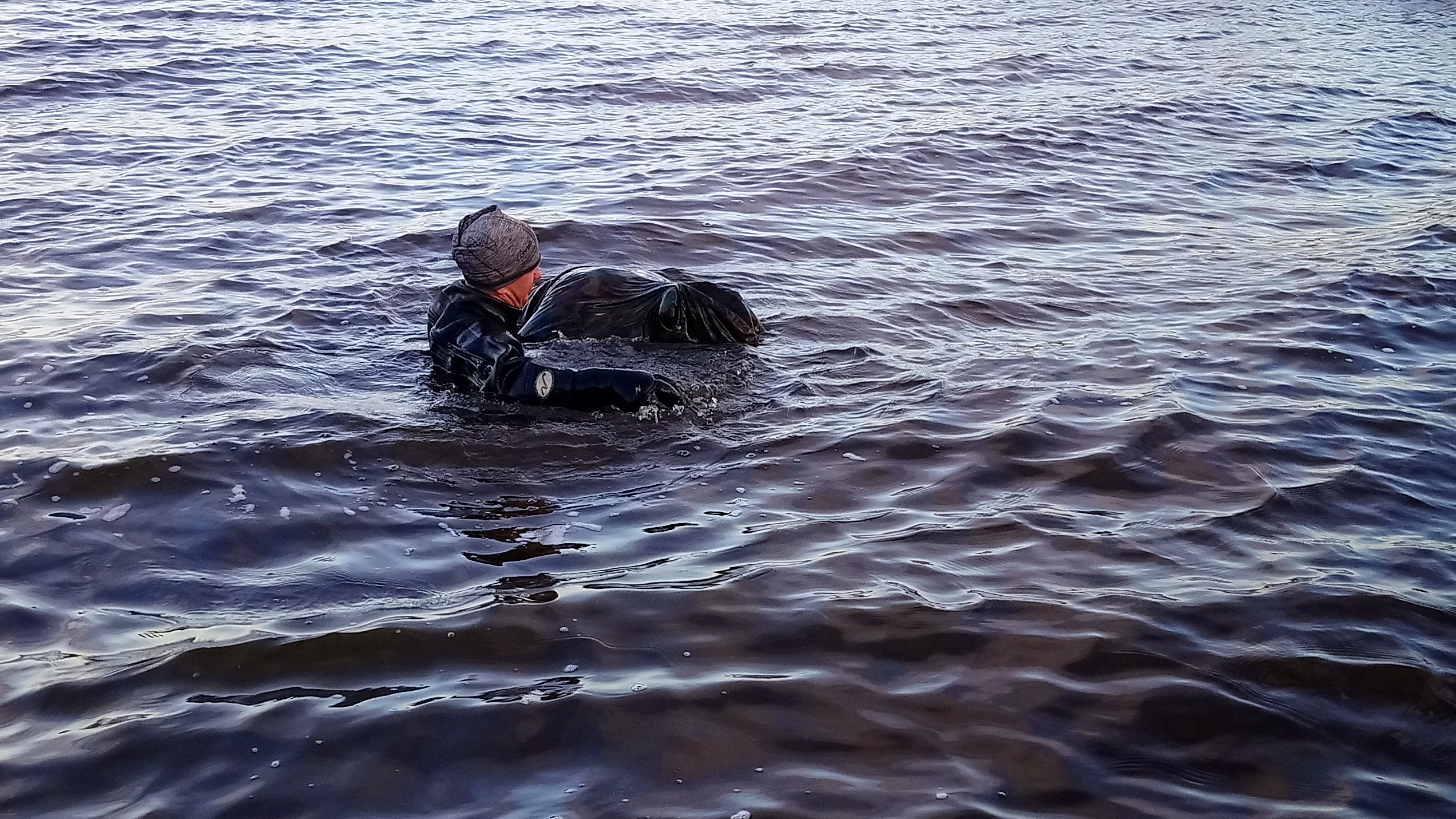 Рыбак по пояс в воде