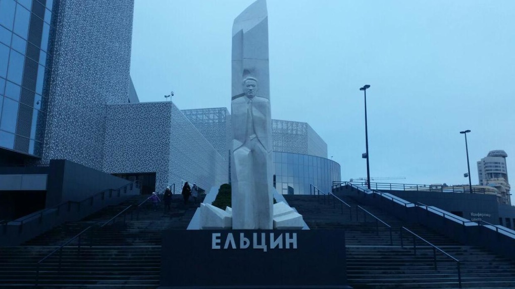 Памятник пьяному ельцину в екатеринбурге. Памятник Борису Ельцину в Екатеринбурге. Памятник Ельцину в Москве. Памятник Ельцину в Екатеринбурге фото. Памятник Ельцину в Эстонии