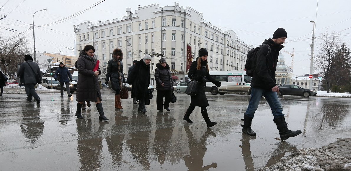 Ситуация погода. Люди на льду Екатеринбург. Протест в Екатеринбурге на льду фото в хорошем качестве. Картинки Екатеринбургской погоды новости. Чёрный лёд Екатеринбург официальный.