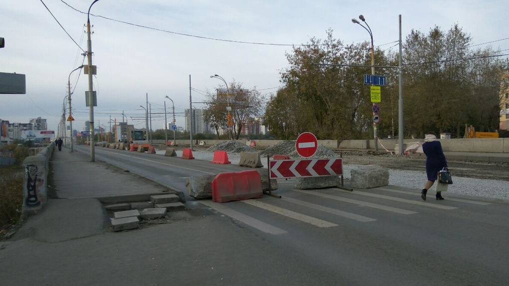 Движение по Макаровскому мосту закрыли для всех. ГИБДД притаилась и ловит неверно развернувшихся
