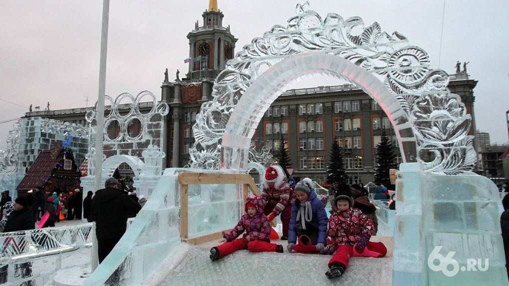 В понедельник парковку на площади 1905 года закроют ради строительства ледового городка В понедельник парковку на площади 1905 года закроют ради строительства ледового городка