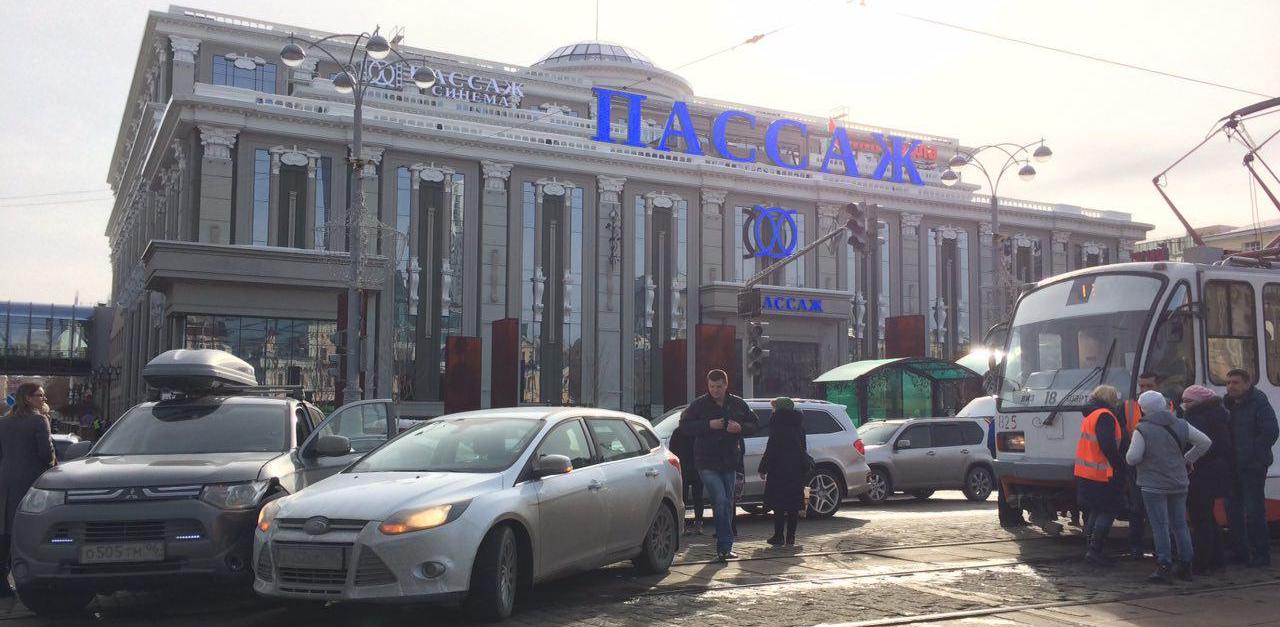В центре Екатеринбурга из-за аварии на путях встали трамваи