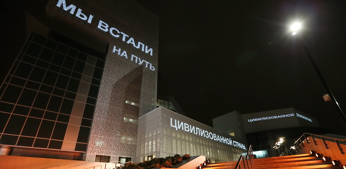 Битва пиксельных гигантов: что не так с ночным освещением Екатеринбурга