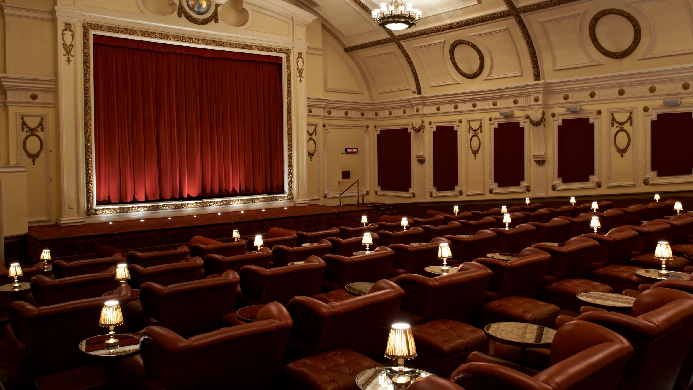 Один сеанс в день, и то не для всех: кинотеатр «Колизей» сделают ламповым и лондонским