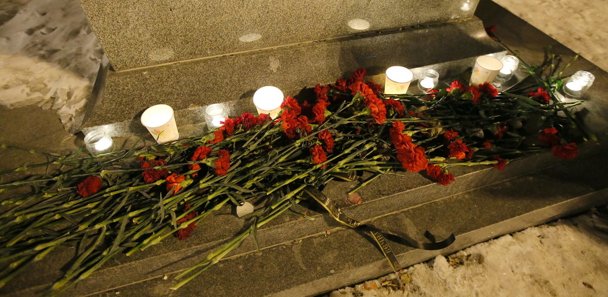В Екатеринбурге у памятника Петру I зажгли свечи в память о жертвах питерского теракта