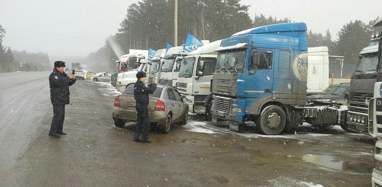 Будем стоять, пока правительство не одумается»: дальнобойщики ждут отмены « Платона» на обочине ЕКАД | 03.04.2017 | Екатеринбург - БезФормата