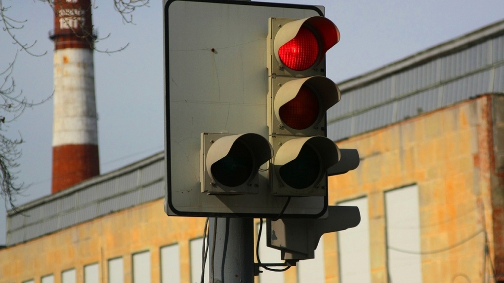 Энергетики забыли сообщить ГИБДД о плановом отключении светофоров на девяти перекрестках Екатеринбурга