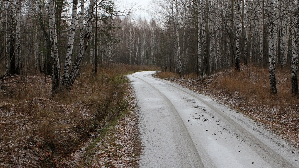 В Свердловскую область пришли холода и снег: ГИБДД призывает не гонять на скользких трассах