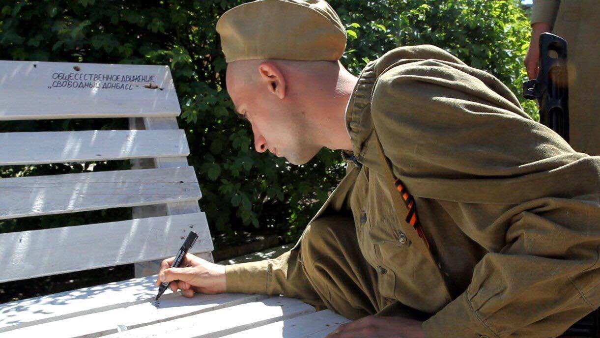 Режиссер из Екатеринбурга поздравил ветеранов стихами о войне на скамейке в Донецке
