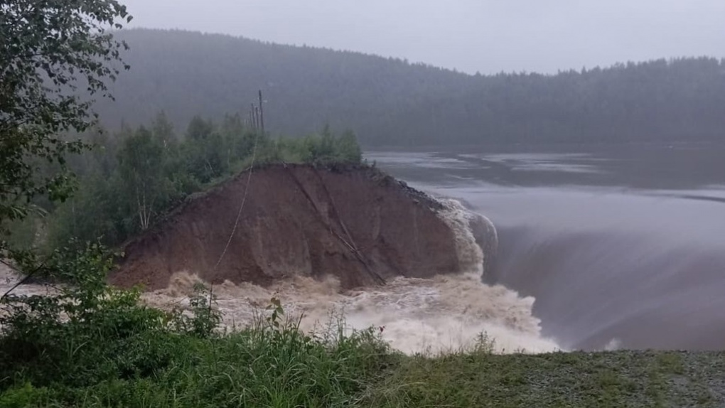 На водохранилище в Челябинской области прорвало дамбу. Жителей эвакуируют