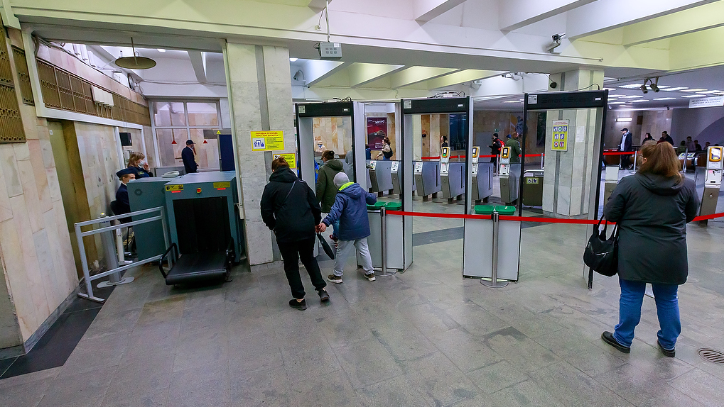 На двух станциях екатеринбургского метро расширят входы