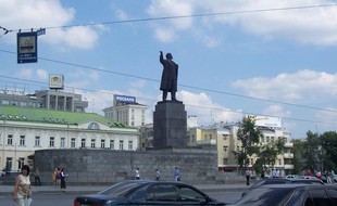 Юбиляр Ленин: памятник вождю на площади 1905 года отмечает 55-летие