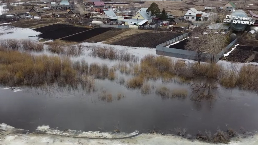 В Свердловской области река вышла из берегов. Видео