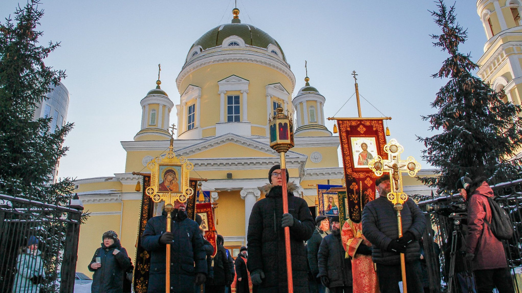 Две тысячи человек и митрополит пронесли по центру города икону святой Екатерины. Фоторепортаж