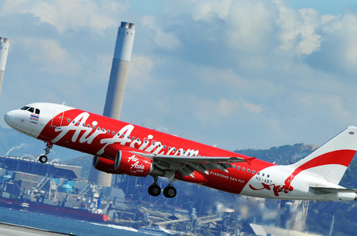 «Худший кошмар»: за сутки один самолет малайзийской AirAsia пропал, второй — едва не разбился
