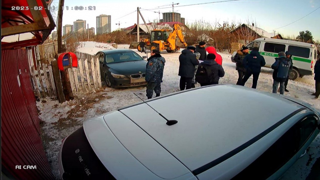Семью выселили из частного дома на Уктусе и тут же его снесли. На участке проложат дорогу возле нового ЖК