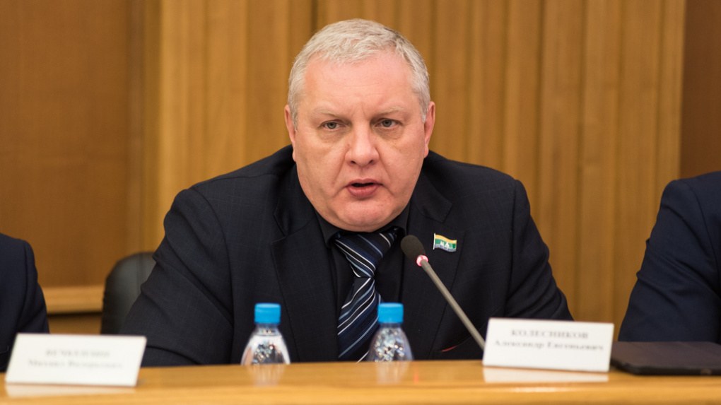 Депутат Колесников заявил, что он как нормальный человек понимает, что сейчас и на сотку не прожить