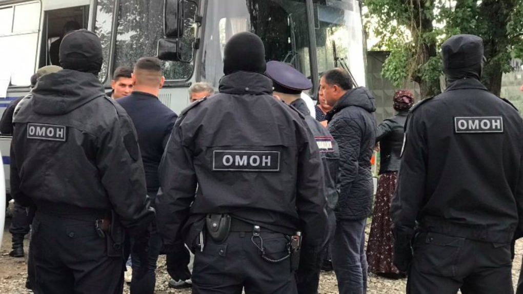 ОМОН задержал в Цыганском поселке 20 человек. Итоги спецоперации