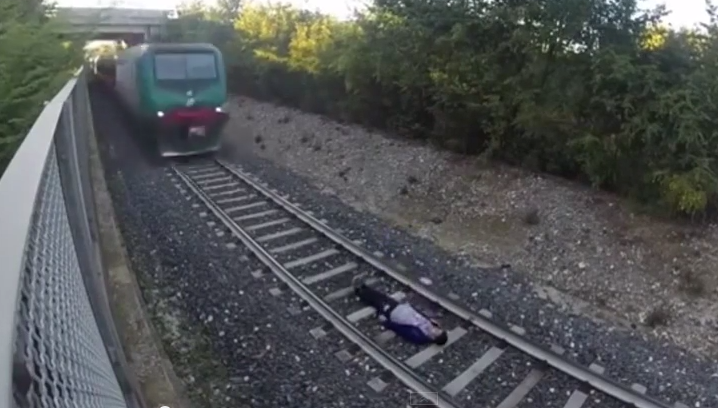 Подросток-экстремал лег под несущийся поезд ради эффектного видео