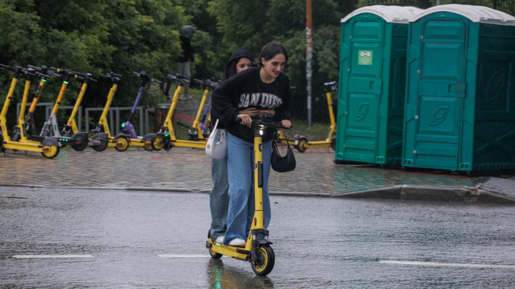 Яндекс объяснил, почему сервисы электросамокатов не могут помешать пользователям ездить вдвоем