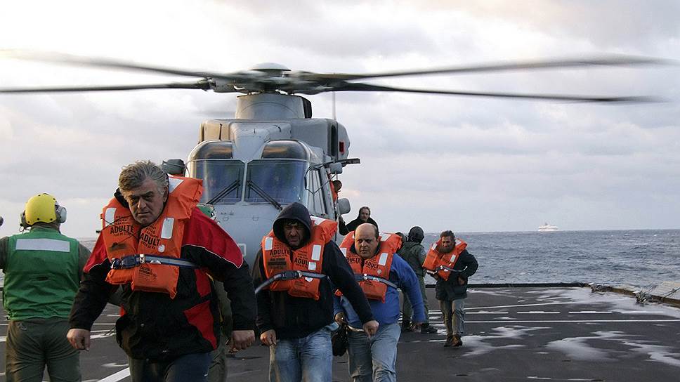 Спасатели эвакуировали всех пассажиров с горящего у берегов Греции парома