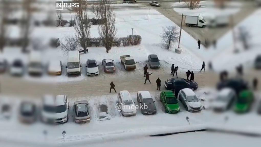 На ВИЗе две группировки делили территорию под киоск с фейерверками и устроили драку со стрельбой. Видео