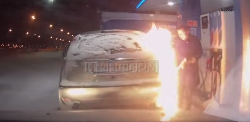 Смертельный номер: екатеринбурженка подожгла свою машину на автозаправке в Сургуте. ВИДЕО