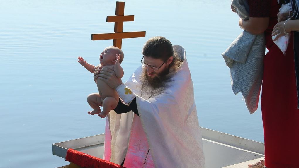 Православный косплей: на Чусовой верующие, как смогли, повторили Крещение Руси. Фото и видео
