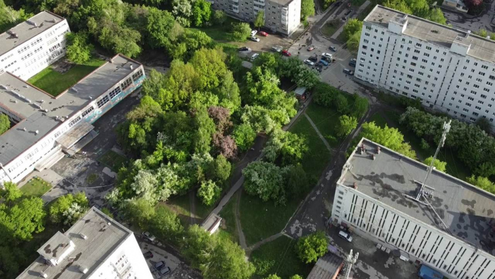 На Юго-Западе на месте сквера хотят построить дом и офисник. Жители района готовятся митинговать