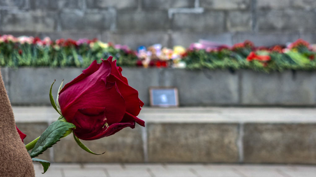 В день траура по жертвам теракта в «Крокусе» екатеринбуржцы несут цветы к памятнику Ленину