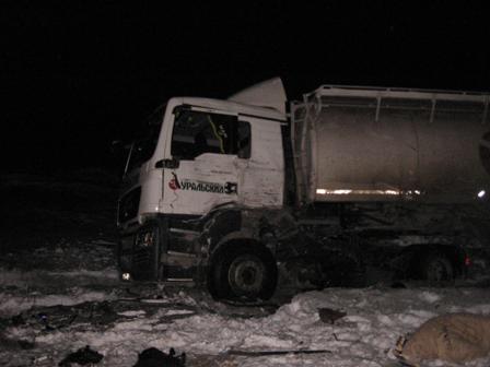 В лобовом столкновении двух грузовиков под Камышловом погиб один человек