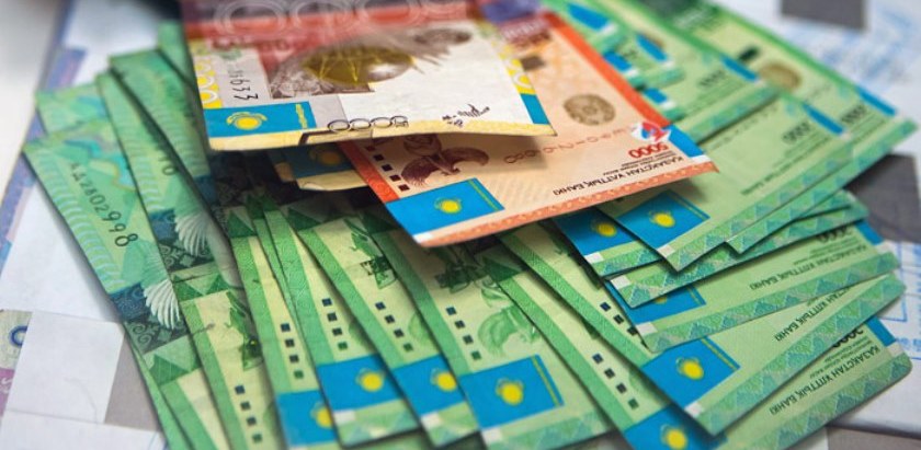 Валютная паника, закрытые обменники и магазины: в Казахстане рухнул курс тенге