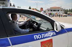 В Екатеринбурге водитель «Лады» сбил полицейского и скрылся