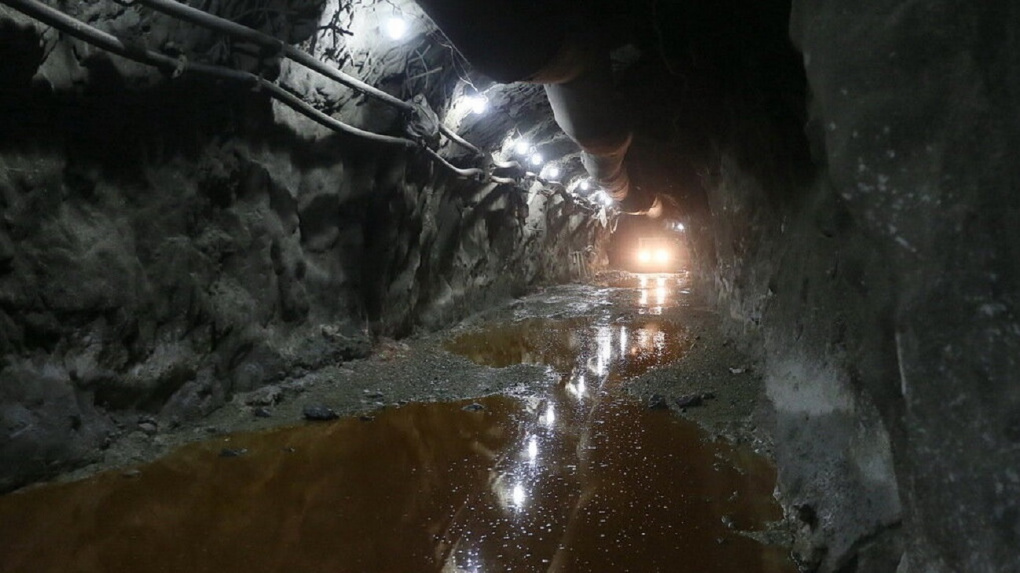 Двух рабочих завалило в шахте на севере Свердловской области