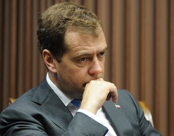 Медведев предложил штрафовать на полмиллиона за проезд на красный