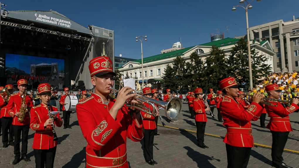 Екатеринбург отметит День города авиашоу радиоуправляемых самолетов и показом мод