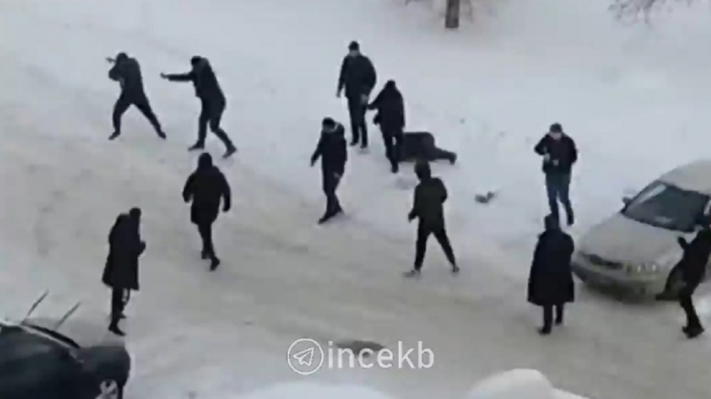 Владелец ларька с фейерверками на ВИЗе объяснил, почему 15 человек стрелялись из-за одного киоска