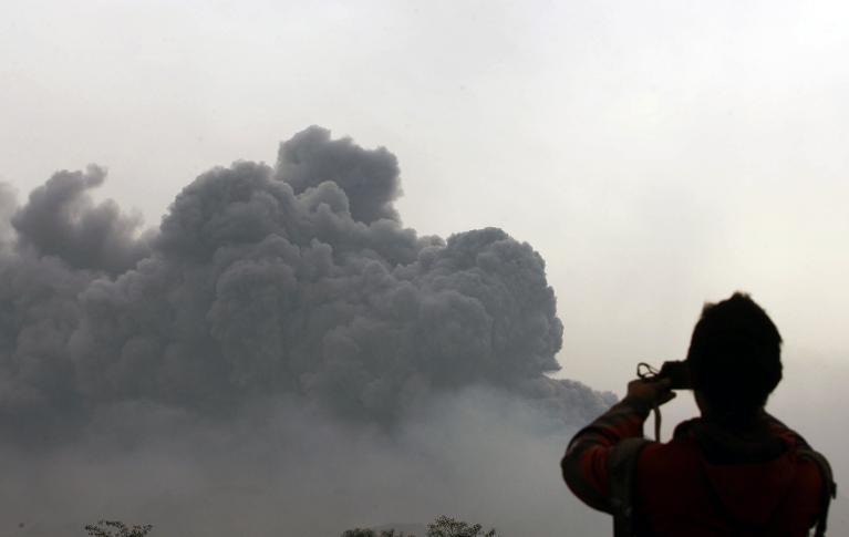 В Индонезии проснулся вулкан Келуд: жертвами стихии стали уже двое