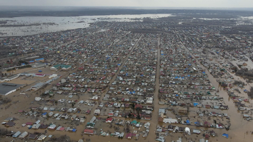 В Оренбургской области после прорыва дамбы затопило 6100 домов. И еще 10 главных новостей ночи