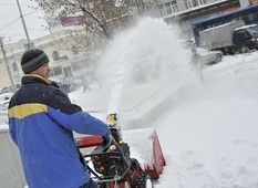C дорог Екатеринбурга продолжают выгребать снег
