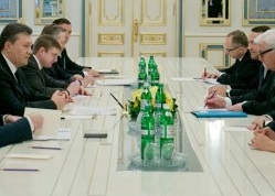 Иностранные дипломаты уговаривают Януковича урегулировать кризис