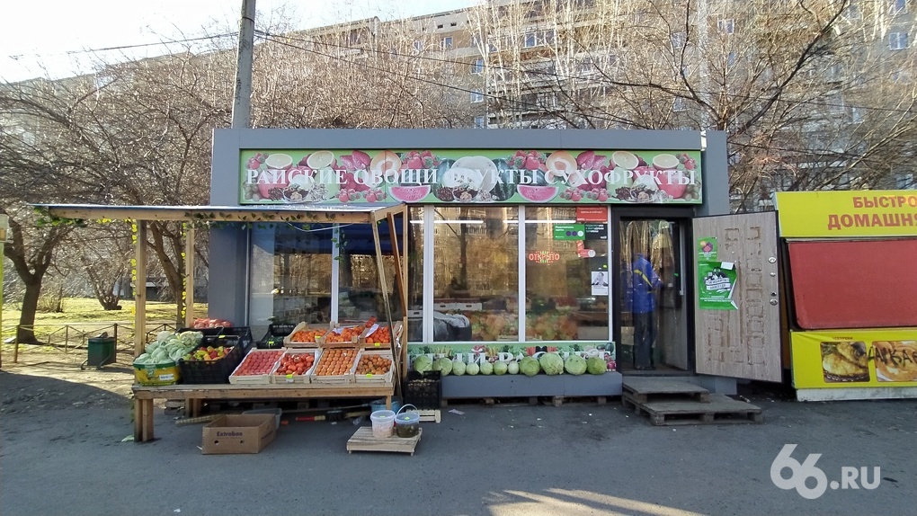 В Екатеринбурге выявили десятки киосков, сваливающих мусор во дворы жилых домов