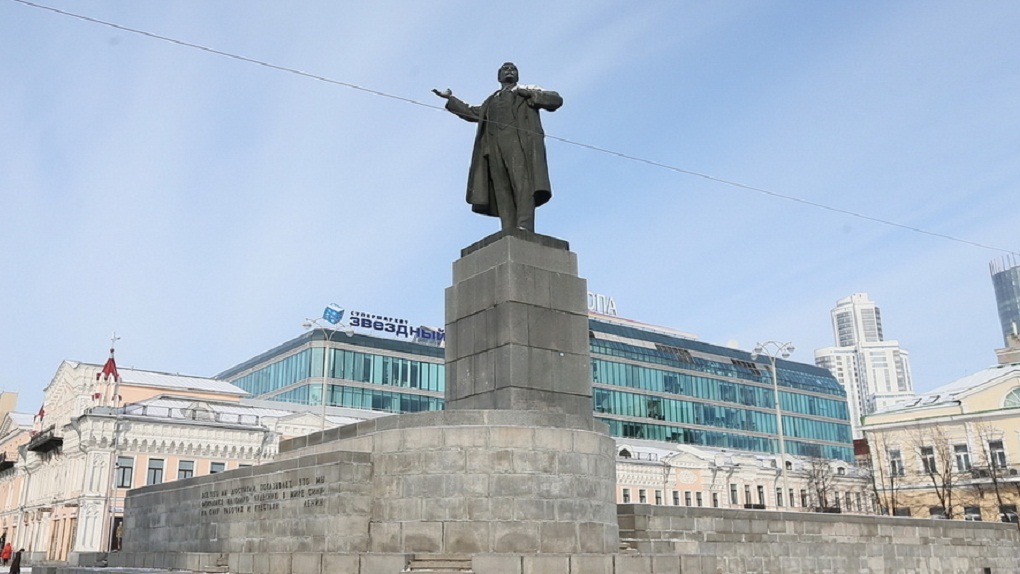 На прежнем месте. Площадь 1905 года памятник Ленину. Памятник Ленину Екатеринбург. Памятник Ленину в Екатеринбурге на площади 1905 года. Площадь 1905 года ЕКБ статуя Ленина.