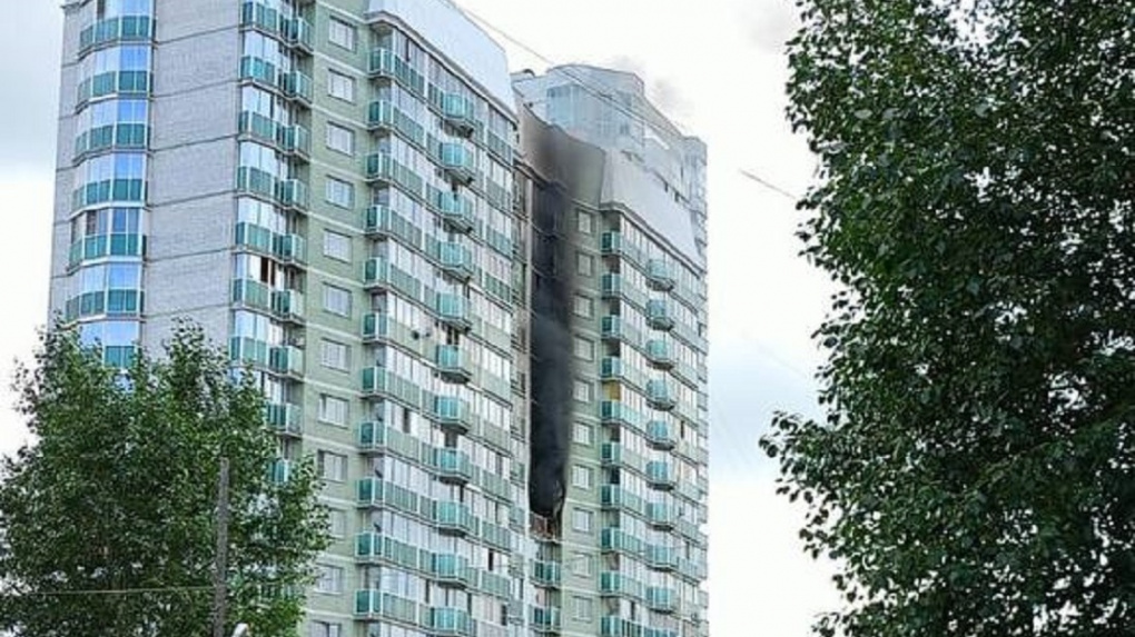В Екатеринбурге загорелась многоэтажка, жильцов эвакуировали. Видео