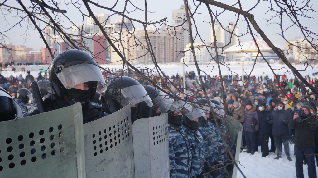 В Екатеринбурге оштрафовали парня, дернувшего за руку силовика на марше Навального