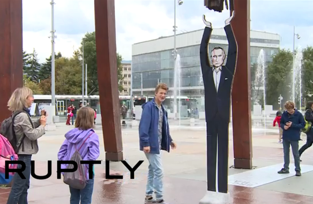 В Женеве фигурой Владимира Путина подперли сломанный стул