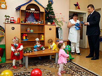 Янукович предложил упростить процедуру усыновления детей иностранцами