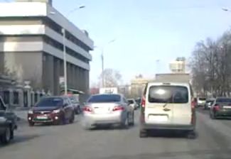 Машина заксобрания Свердловской области носится по встречке